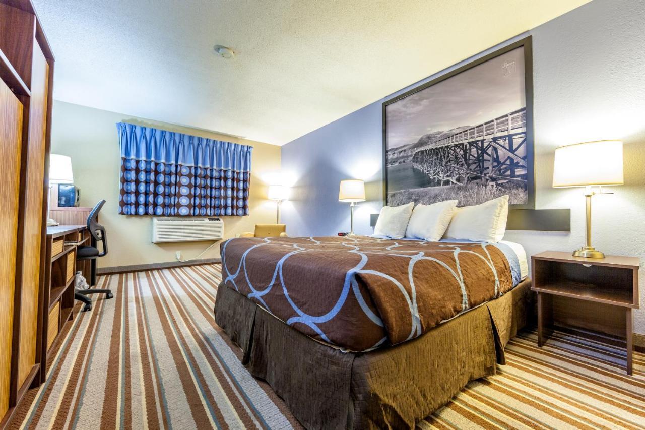 Hotel Super 8 By Wyndham Kamloops On The Hill Exteriér fotografie